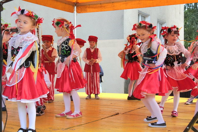 Wóz bojowy przed kościołem (zdjęcia)