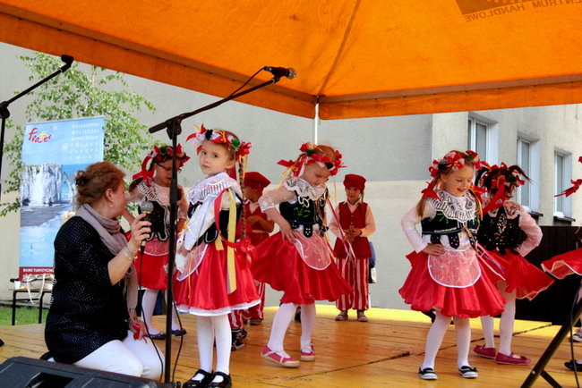 Wóz bojowy przed kościołem (zdjęcia)