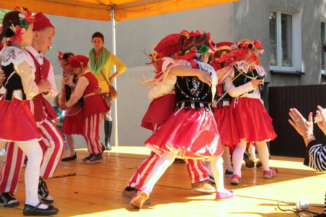 Wóz bojowy przed kościołem (zdjęcia)