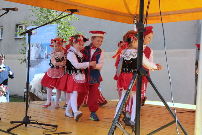 Wóz bojowy przed kościołem (zdjęcia)