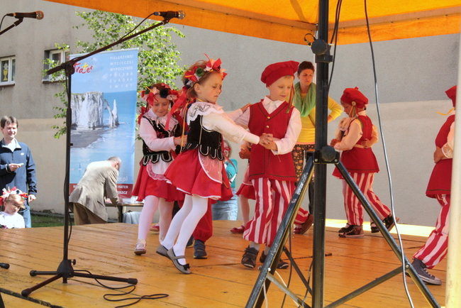 Wóz bojowy przed kościołem (zdjęcia)