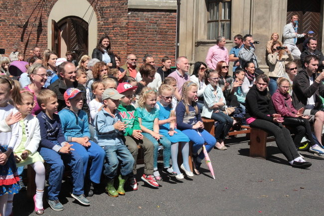 Wóz bojowy przed kościołem (zdjęcia)