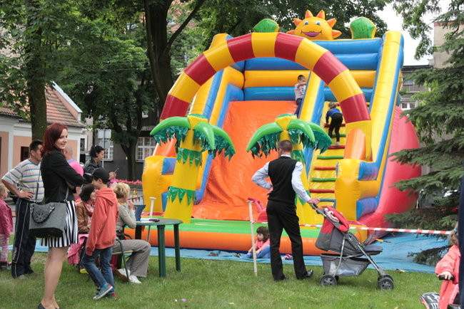 Wóz bojowy przed kościołem (zdjęcia)