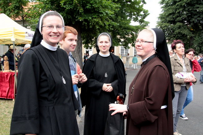 Wóz bojowy przed kościołem (zdjęcia)