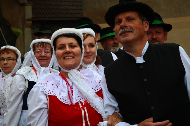 Wóz bojowy przed kościołem (zdjęcia)