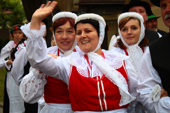 Wóz bojowy przed kościołem (zdjęcia)