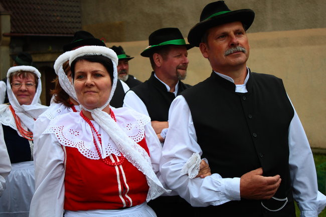 Wóz bojowy przed kościołem (zdjęcia)