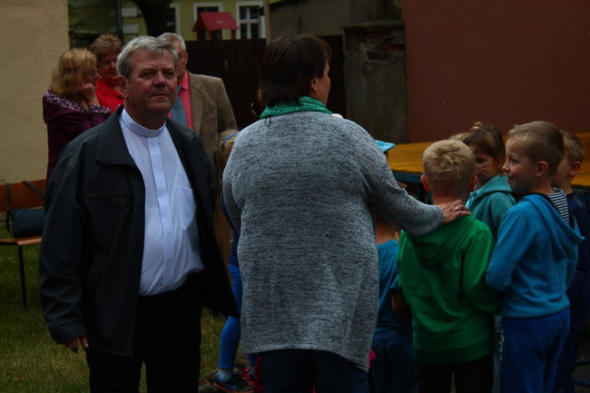 Wóz bojowy przed kościołem (zdjęcia)