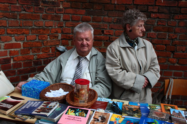 Wóz bojowy przed kościołem (zdjęcia)