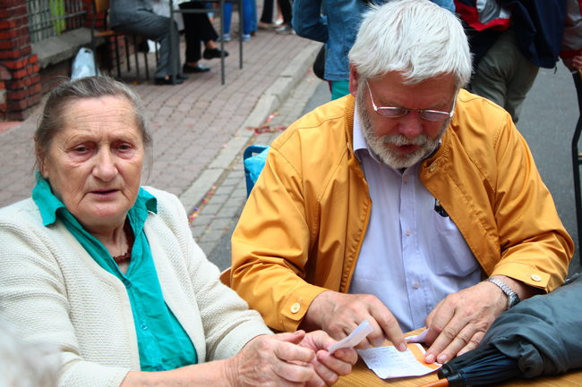 Wóz bojowy przed kościołem (zdjęcia)