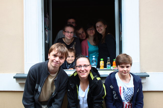 Wóz bojowy przed kościołem (zdjęcia)