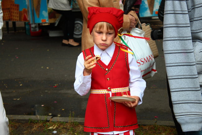 Wóz bojowy przed kościołem (zdjęcia)