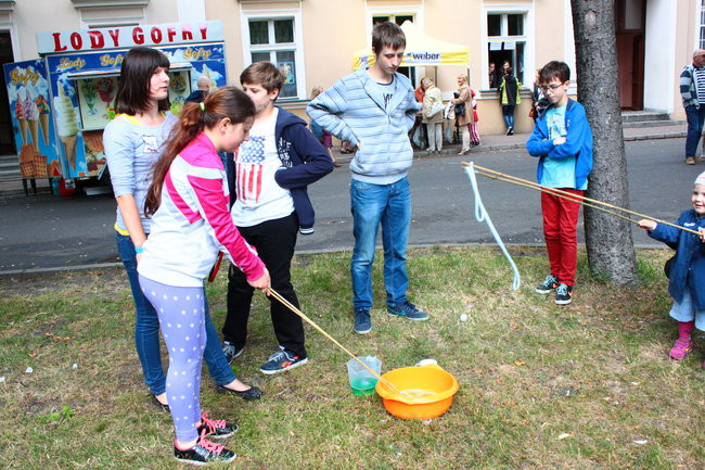 Wóz bojowy przed kościołem (zdjęcia)