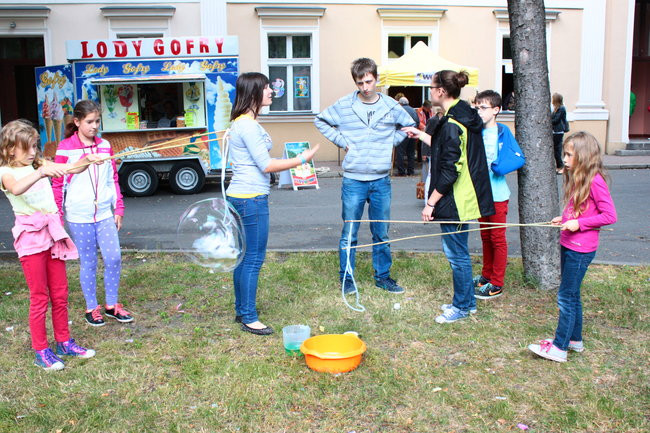 Wóz bojowy przed kościołem (zdjęcia)