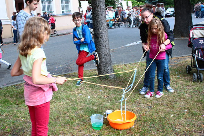 Wóz bojowy przed kościołem (zdjęcia)