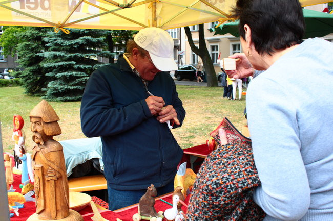 Wóz bojowy przed kościołem (zdjęcia)