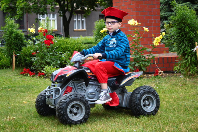 Wóz bojowy przed kościołem (zdjęcia)