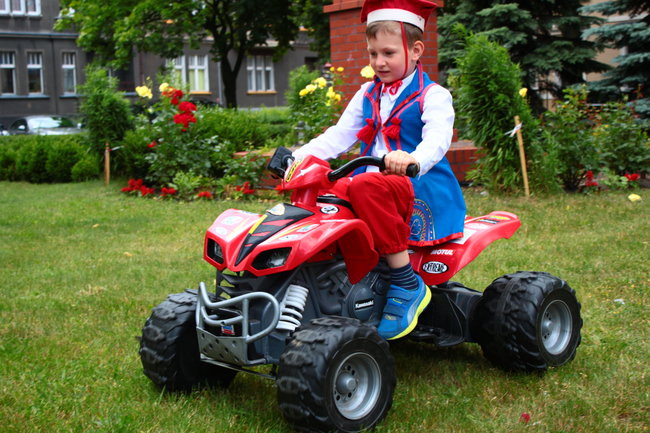 Wóz bojowy przed kościołem (zdjęcia)