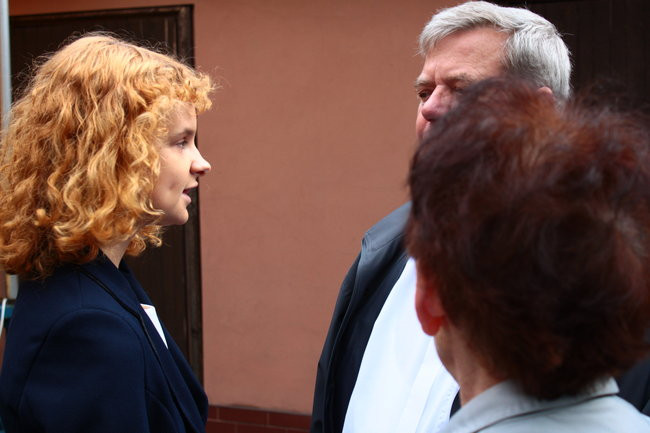 Wóz bojowy przed kościołem (zdjęcia)