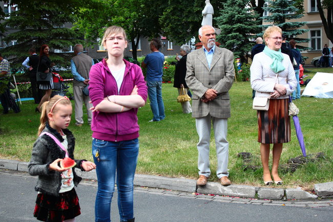 Wóz bojowy przed kościołem (zdjęcia)