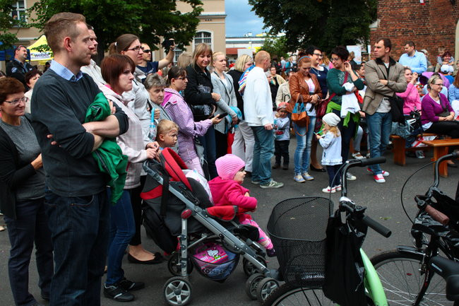 Wóz bojowy przed kościołem (zdjęcia)