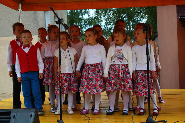 Wóz bojowy przed kościołem (zdjęcia)