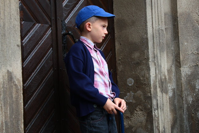 Wóz bojowy przed kościołem (zdjęcia)