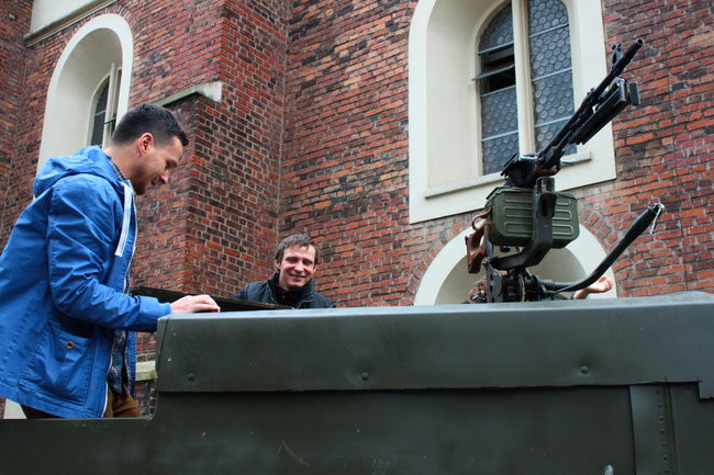 Wóz bojowy przed kościołem (zdjęcia)