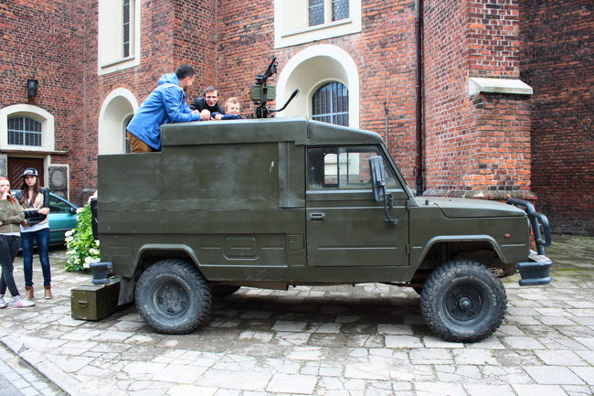 Wóz bojowy przed kościołem (zdjęcia)