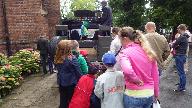 Wóz bojowy przed kościołem (zdjęcia)