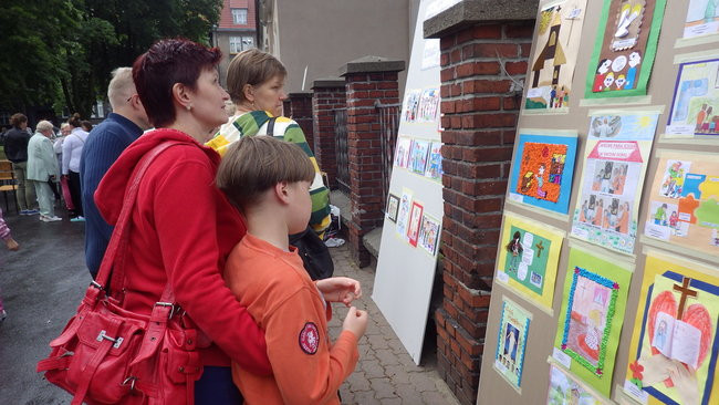 Wóz bojowy przed kościołem (zdjęcia)