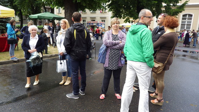 Wóz bojowy przed kościołem (zdjęcia)