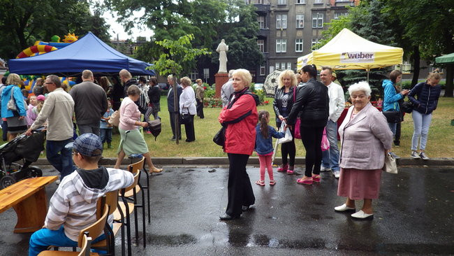 Wóz bojowy przed kościołem (zdjęcia)