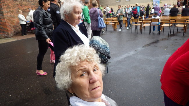 Wóz bojowy przed kościołem (zdjęcia)