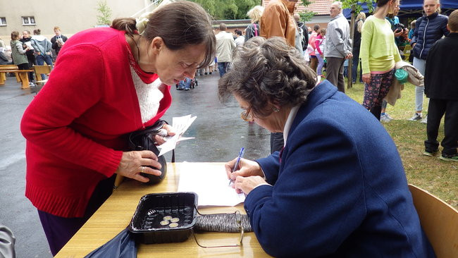 Wóz bojowy przed kościołem (zdjęcia)