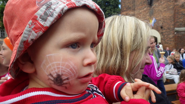 Wóz bojowy przed kościołem (zdjęcia)