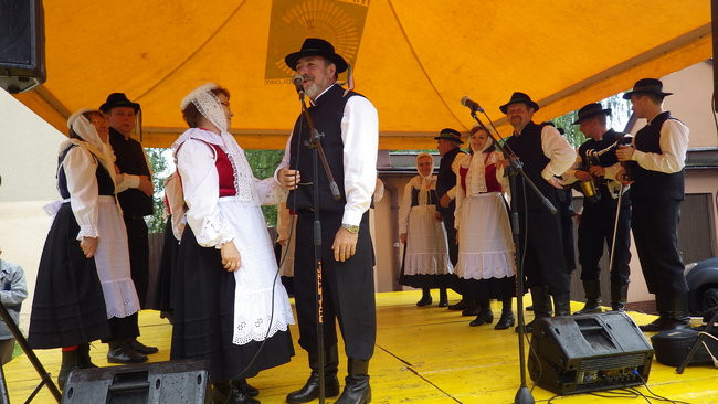 Wóz bojowy przed kościołem (zdjęcia)