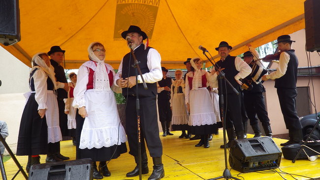 Wóz bojowy przed kościołem (zdjęcia)