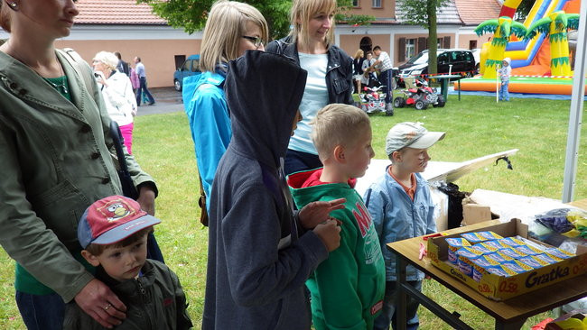 Wóz bojowy przed kościołem (zdjęcia)