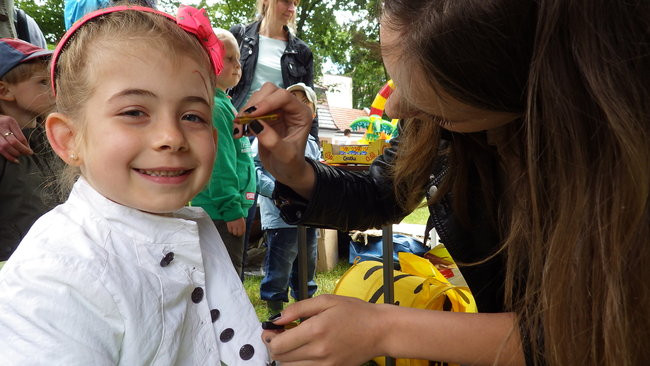 Wóz bojowy przed kościołem (zdjęcia)