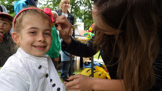 Wóz bojowy przed kościołem (zdjęcia)