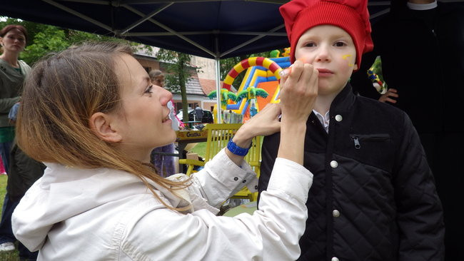 Wóz bojowy przed kościołem (zdjęcia)