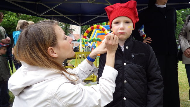 Wóz bojowy przed kościołem (zdjęcia)