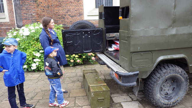 Wóz bojowy przed kościołem (zdjęcia)