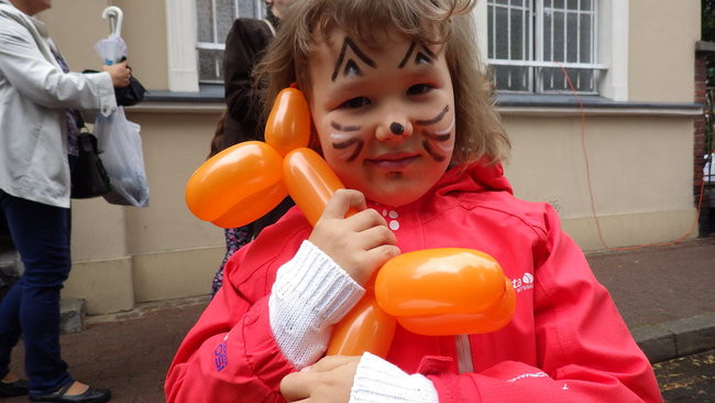 Wóz bojowy przed kościołem (zdjęcia)