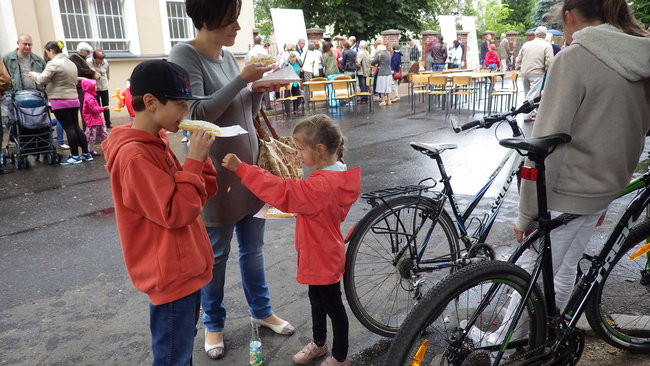 Wóz bojowy przed kościołem (zdjęcia)