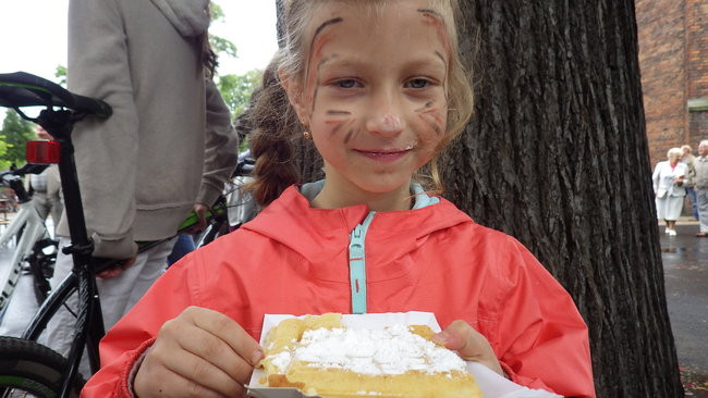 Wóz bojowy przed kościołem (zdjęcia)