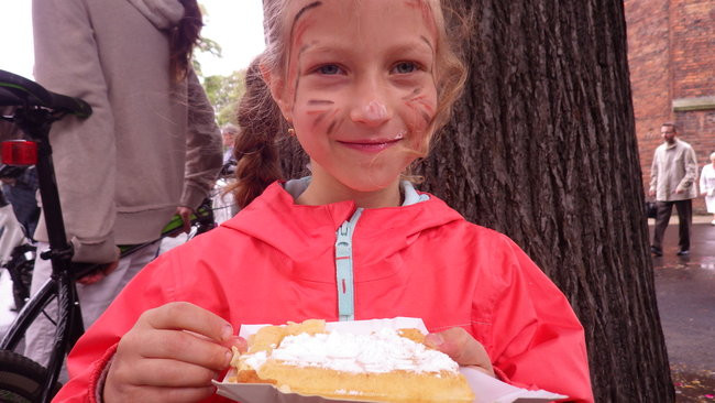 Wóz bojowy przed kościołem (zdjęcia)