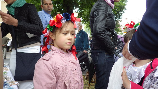 Wóz bojowy przed kościołem (zdjęcia)