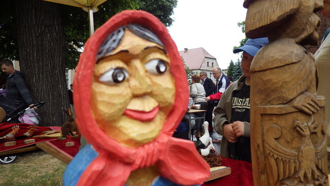 Wóz bojowy przed kościołem (zdjęcia)